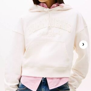 NWT Women’s Tommy Hilfiger Jeans Flocked Logo Cropped Hoodie Size Small Cream